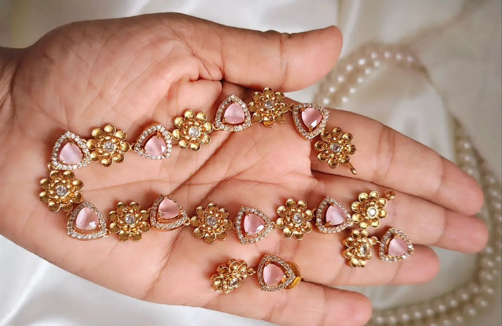 Smitha' ADNecklace with earrings baby pink
