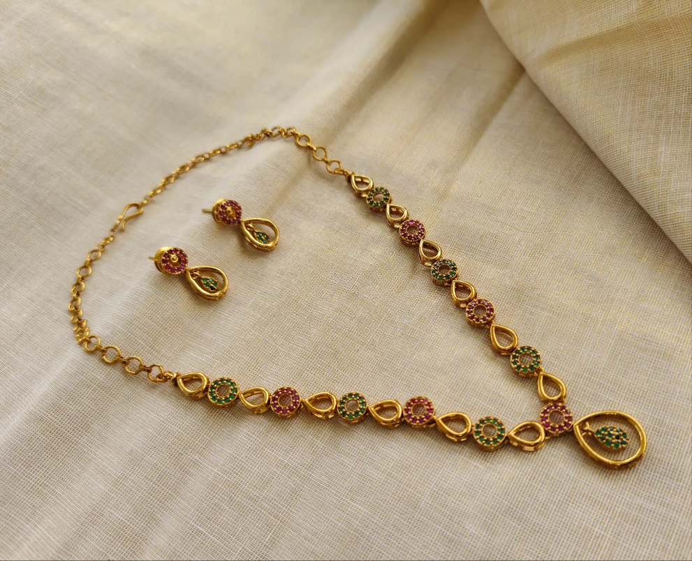Chithra 'Necklace with Earrings